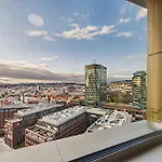 Sky Park Centre 1br High Fl - Free Parking *