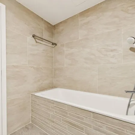 Sky Park Centre 1br High Fl - Free Parking شقة